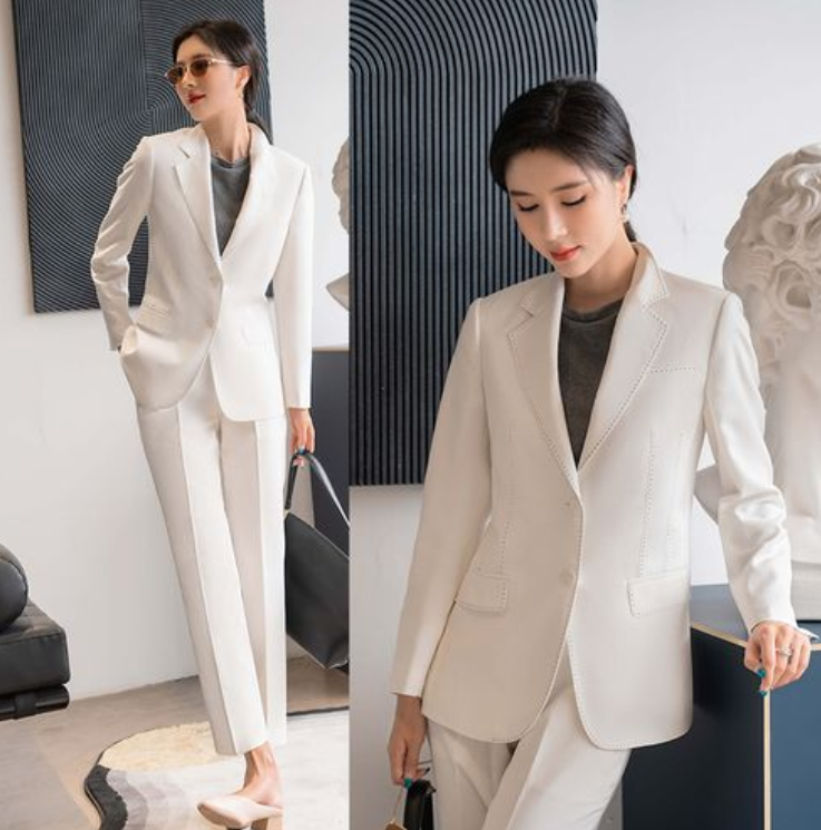 白色職業裝的魅力，需要絲襪和高跟鞋襯托